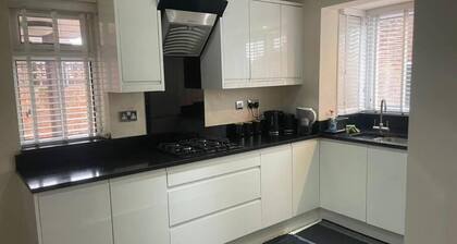 Charming House With Garden - Sleeps 6 & Parking