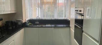 Charming House With Garden - Sleeps 6 & Parking