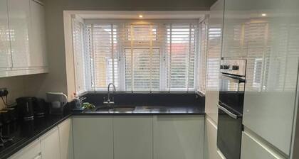 Charming House With Garden - Sleeps 6 & Parking