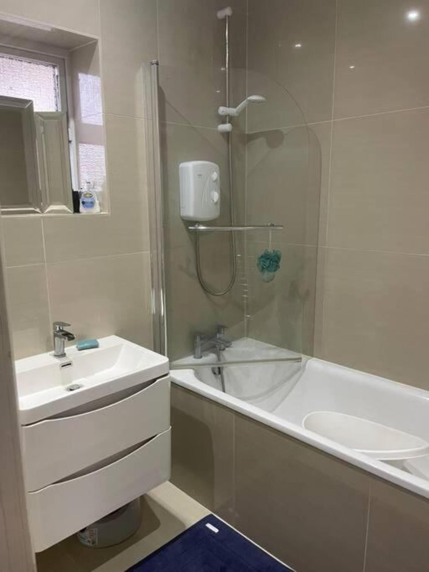 House | Bathroom | Separate bathtub and shower, deep-soaking bathtub, towels