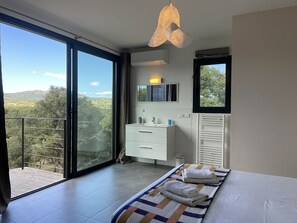 3 slaapkamers, een strijkplank/strijkijzer, gratis wifi, beddengoed