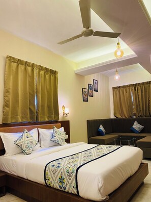 Familie studio, uitzicht op de stad | Een kluis op de kamer, een bureau, een laptopwerkplek