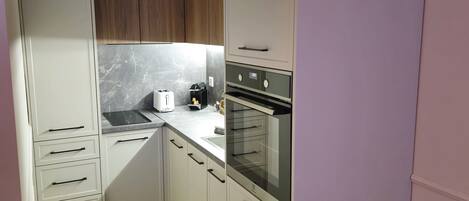 Fridge, oven, stovetop, dishwasher