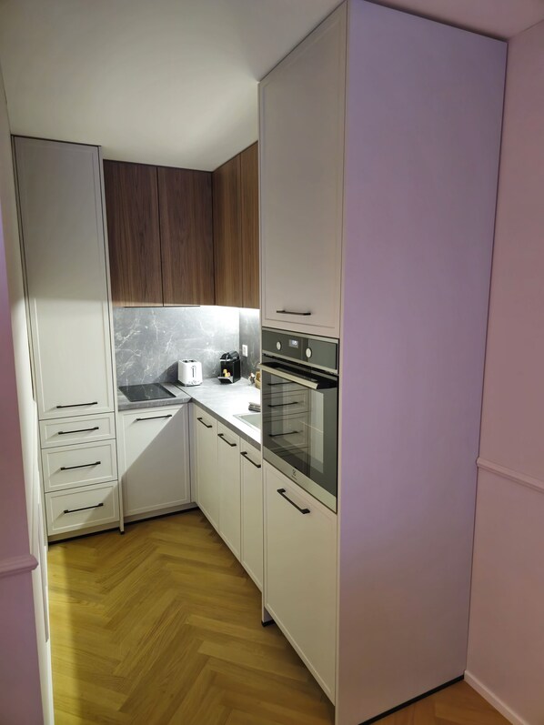 Fridge, oven, stovetop, dishwasher