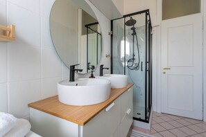 Dusche, Haartrockner, Bidet, Handtücher