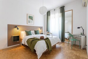 1 sovrum, skrivbord, strykjärn/strykbräda och resesäng