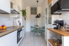 Réfrigérateur, four à micro-ondes, un four, surface de cuisson