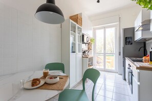 Réfrigérateur, four à micro-ondes, un four, surface de cuisson
