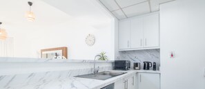 Studio, Sea View | Private kitchen - LUX The Dubai Eye View JBR Studio (Dubai)