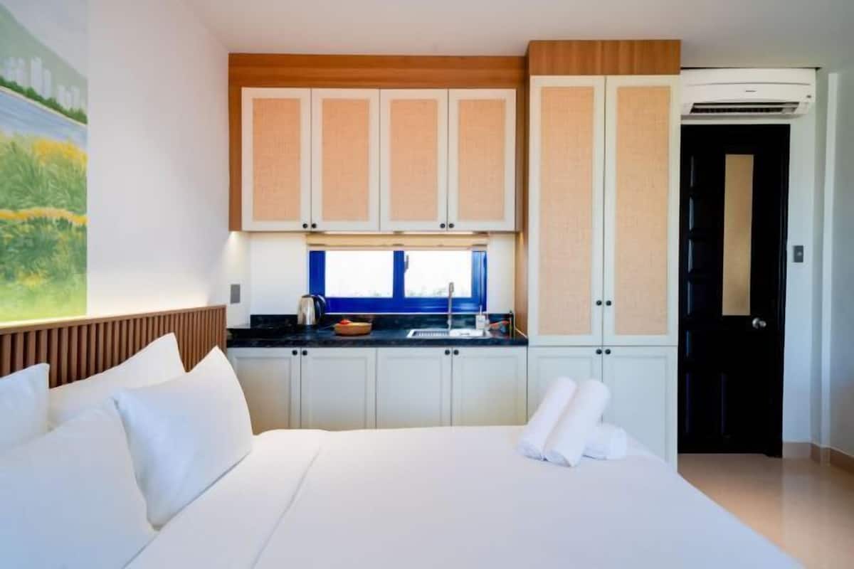 Soundproofing, free WiFi