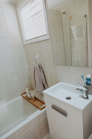 Secador de cabelo, toalhas de banho, sabonete, shampoo