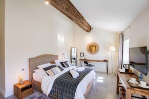 Deluxe Double Room, Valley View | Blackout curtains, free WiFi - Château les Gardis (Lourmarin)