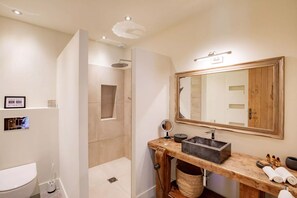 Deluxe tweepersoonskamer, uitzicht op vallei | Badkamer | Een douche, een haardroger, handdoeken