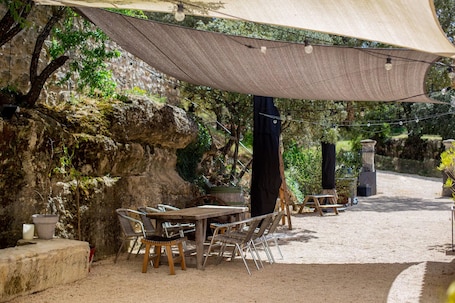 Outdoor dining. Château les Gardis