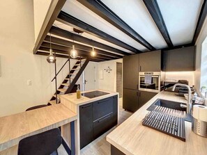 Kjøleskap, mikrobølgeovn, ovn og kokeplater