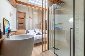 8 Schlafzimmer, Schreibtisch, Bügeleisen/Bügelbrett, Bettwäsche