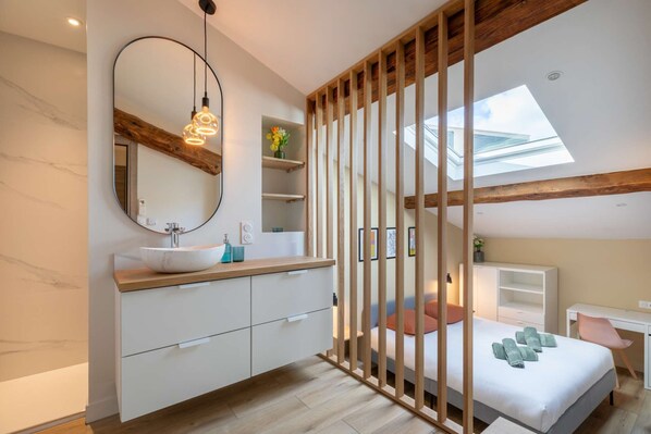 8 bedrooms, desk, iron/ironing board, bed sheets