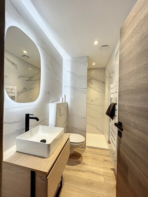 Een douche, een haardroger, een bidet, handdoeken