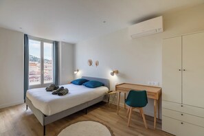 4 slaapkamers, een bureau, een strijkplank/strijkijzer, wifi