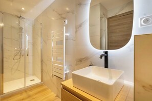 Een douche, een haardroger, een bidet, handdoeken