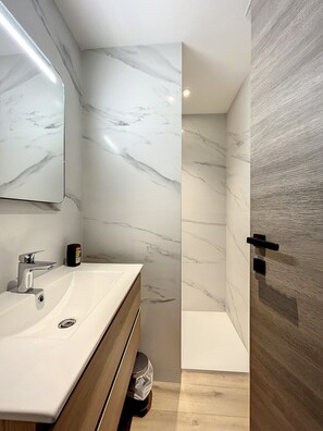 Douche, sèche-cheveux, bidet, serviettes fournies