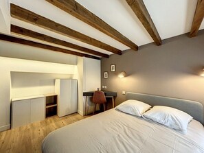 8 habitaciones, tabla de planchar con plancha, cuna de viaje y wifi