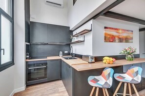 Réfrigérateur, micro-ondes, four, plaque de cuisson