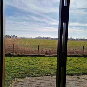 Interior - House F 21, peripheral location with fenced meadow view (Eckwarderhörne)