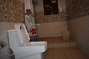 Standaard kamer, uitzicht op meer | Badkamer | Pantoffels