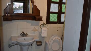 Deluxe Room, Lake View | Bathroom | Slippers