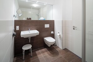 Suíte júnior, vista para o jardim | Banheiro | Chuveiro, secador de cabelo, toalhas de banho, sabonete