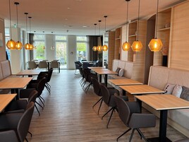 Café da manhã com buffet todos os dias mediante uma taxa