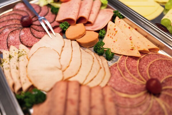 A variety of sliced meats and cheeses arranged on a platter. - Haus Klipper Norderney (Norderney)