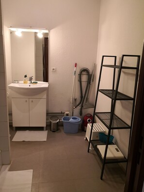 Hair dryer, towels, soap, toilet paper - Large studio in the historic 3 TVA district of Grenoble city center (Grenoble)