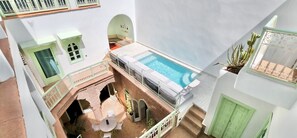 Utomhuspool och uppvärmd pool