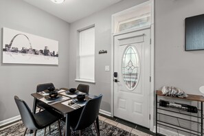 Deluxe House | In-room dining