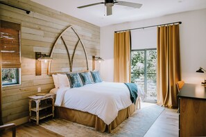 6 slaapkamers, een bureau, een strijkplank/strijkijzer, reisbedje