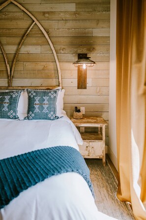 6 bedrooms, desk, iron/ironing board, travel cot - Gaines Ranch on the Square — The Whole Ranch for Groups (Wimberley)
