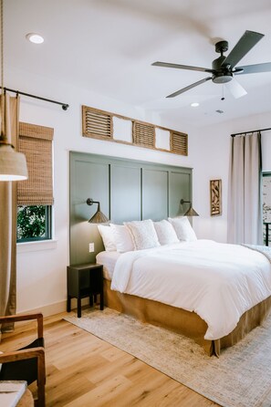 6 bedrooms, desk, iron/ironing board, travel cot - Gaines Ranch on the Square — The Whole Ranch for Groups (Wimberley)