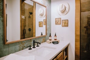 淋浴设施、吹风机、毛巾