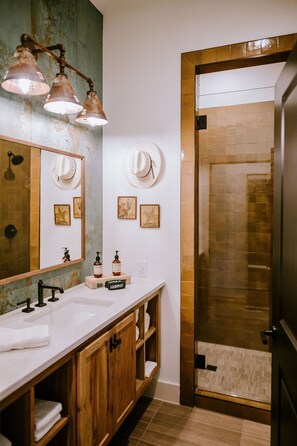 Dusj, hårføner og håndklær