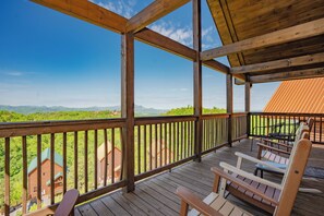 Property grounds - Above the Smokies: Spectacular Mountain View, Games, Hot Tub, Wifi, Resort Pool (Sevierville)
