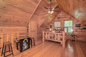 3 bedrooms, iron/ironing board, free WiFi, bed sheets - Bear Paw Lodge: Pets, Wooded View, Hot Tub, Wifi, Games, Yard with Fire Pit (Sevierville)