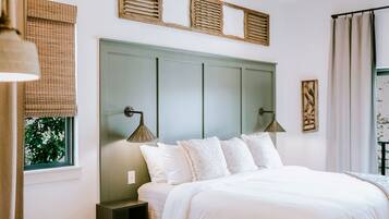 1 間睡房、書桌、熨斗/熨衫板、可攜式嬰兒床