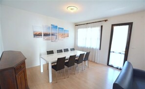 Villa, 6 Bedrooms, Balcony, Garden View | Dining room
