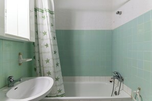 Bidet, toallas, papel de baño 