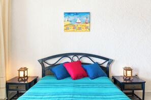 2 dormitorios, tabla de planchar con plancha, ropa de cama