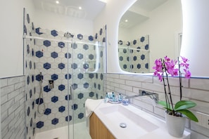 Dusche, kostenlose Toilettenartikel, Haartrockner, Hausschuhe