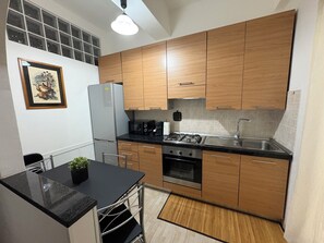 Køleskab, mikrobølgeovn, ovn, kogeplade