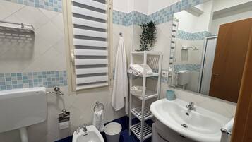 Dusche, Haartrockner, Bidet, Handtücher